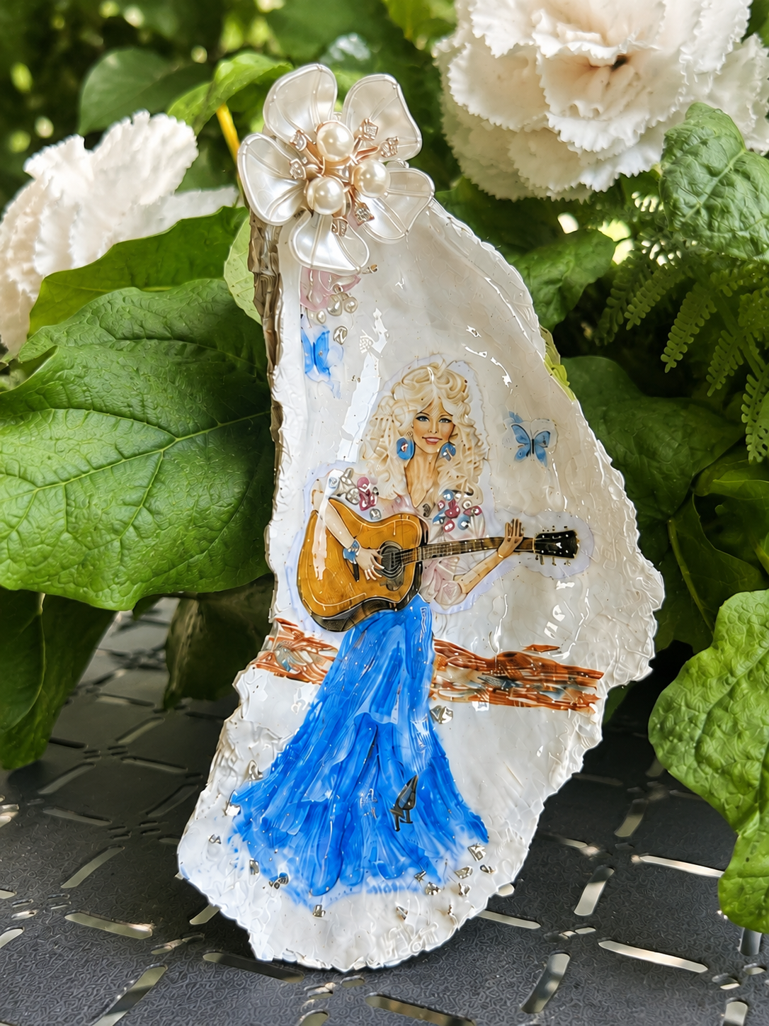 Dolly-Inspired Sparkle Oyster Shell Dish 7” with stand