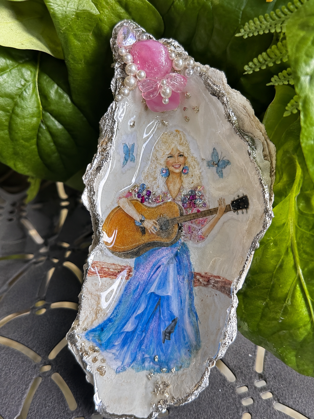 Dolly-Inspired Sparkle Oyster Shell Dish 7” with stand